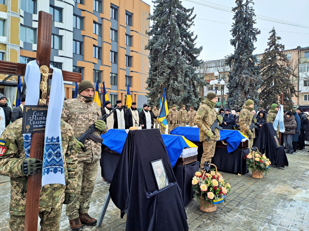 Воювали пліч-о-пліч і понад 2 роки вважалися зниклими безвісти: на Волині поховали двох Героїв - Миколу Сича та Андрія Вдовиченка