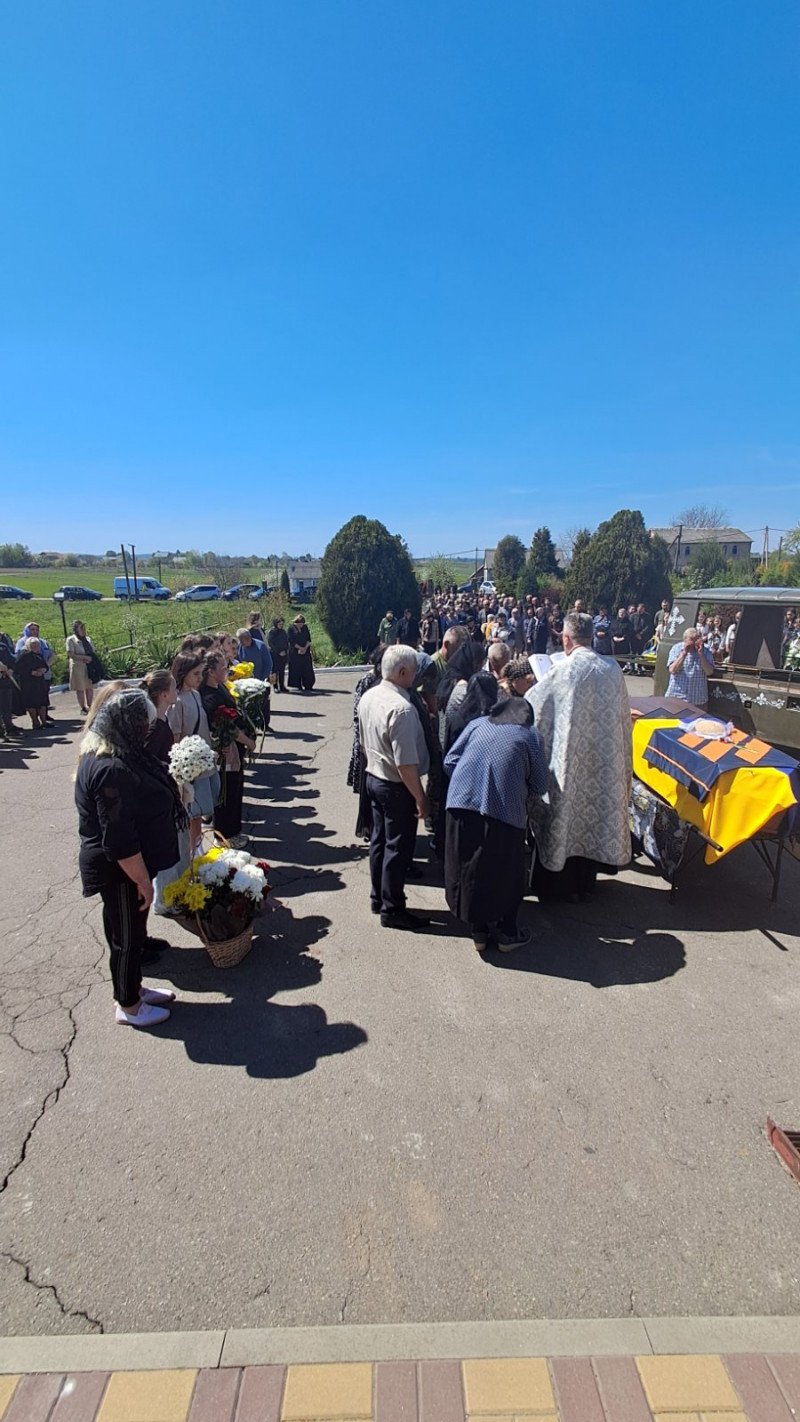 Понад 2 роки вважався зниклим безвісти: на Волині поховали Героя Володимира Кожевнікова