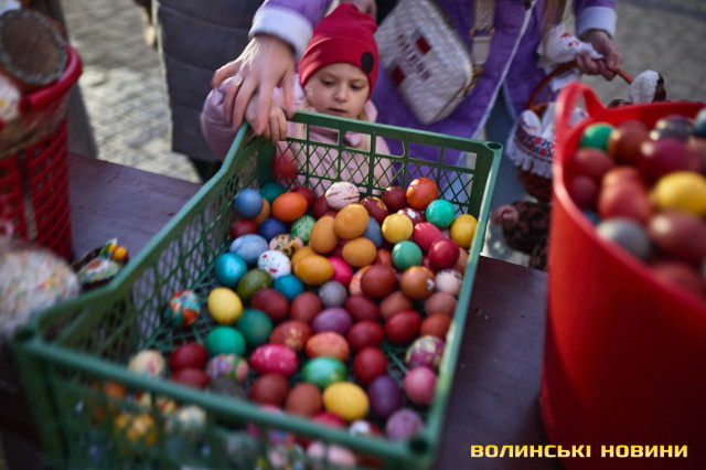 Як у Луцьку освячували кошики напередодні Великодня