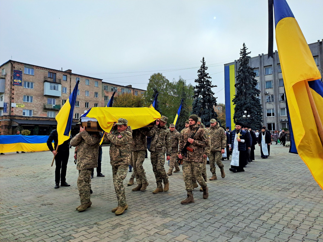 Вісім місяців рідні жили надією, але захисник повернувся «на щиті»: на Волині попрощалися із полеглим на війні Валерієм Степанюком