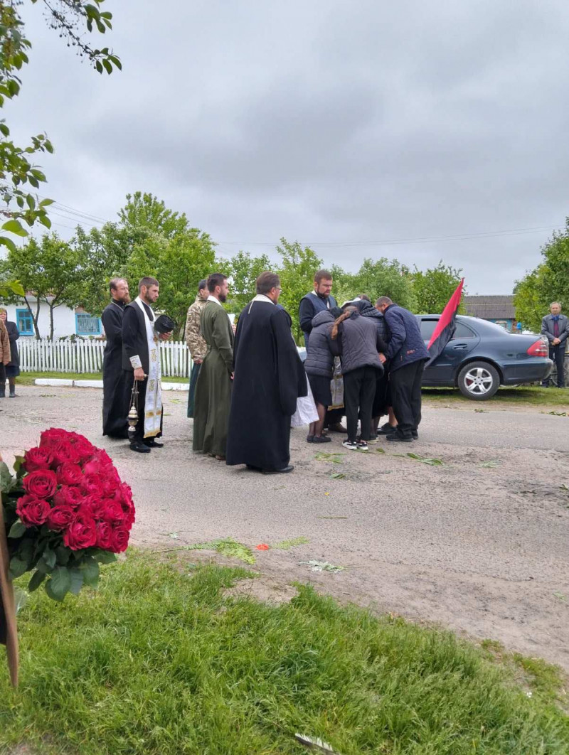 Жорстока війна залишила батьків без сина: у Луцькому районі провели в останню путь 26-річного Героя Романа Климчука