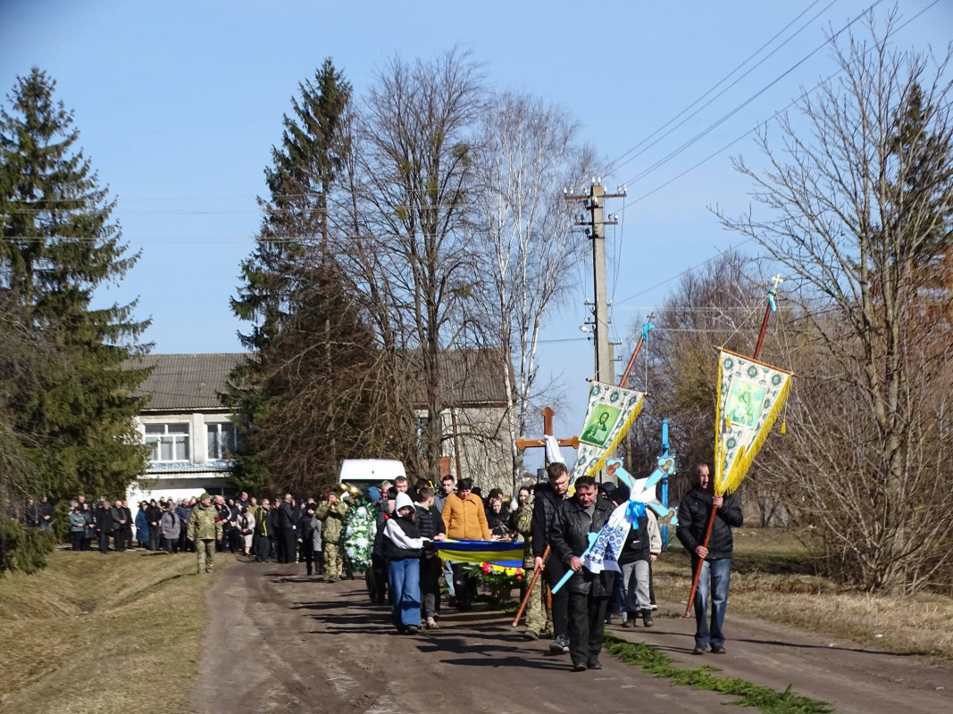Після довгих місяців невідомості: на Волині провели в останню путь захисника Віталія Дудика