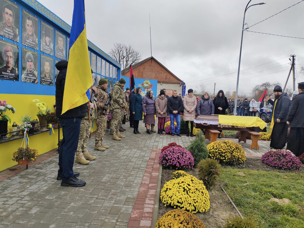 Лише через десять днів побратими змогли забрати його тіло з поля бою: на Волині поховали Героя Михайла Вацика