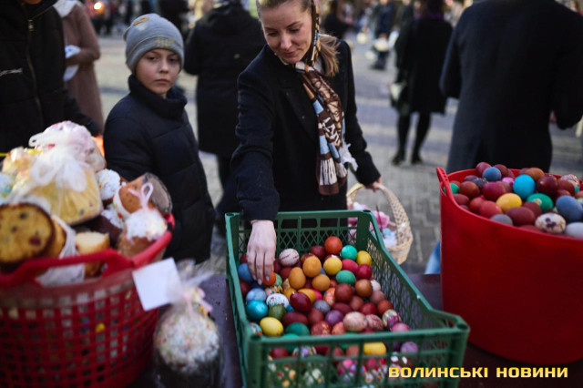 Як у Луцьку освячували кошики напередодні Великодня