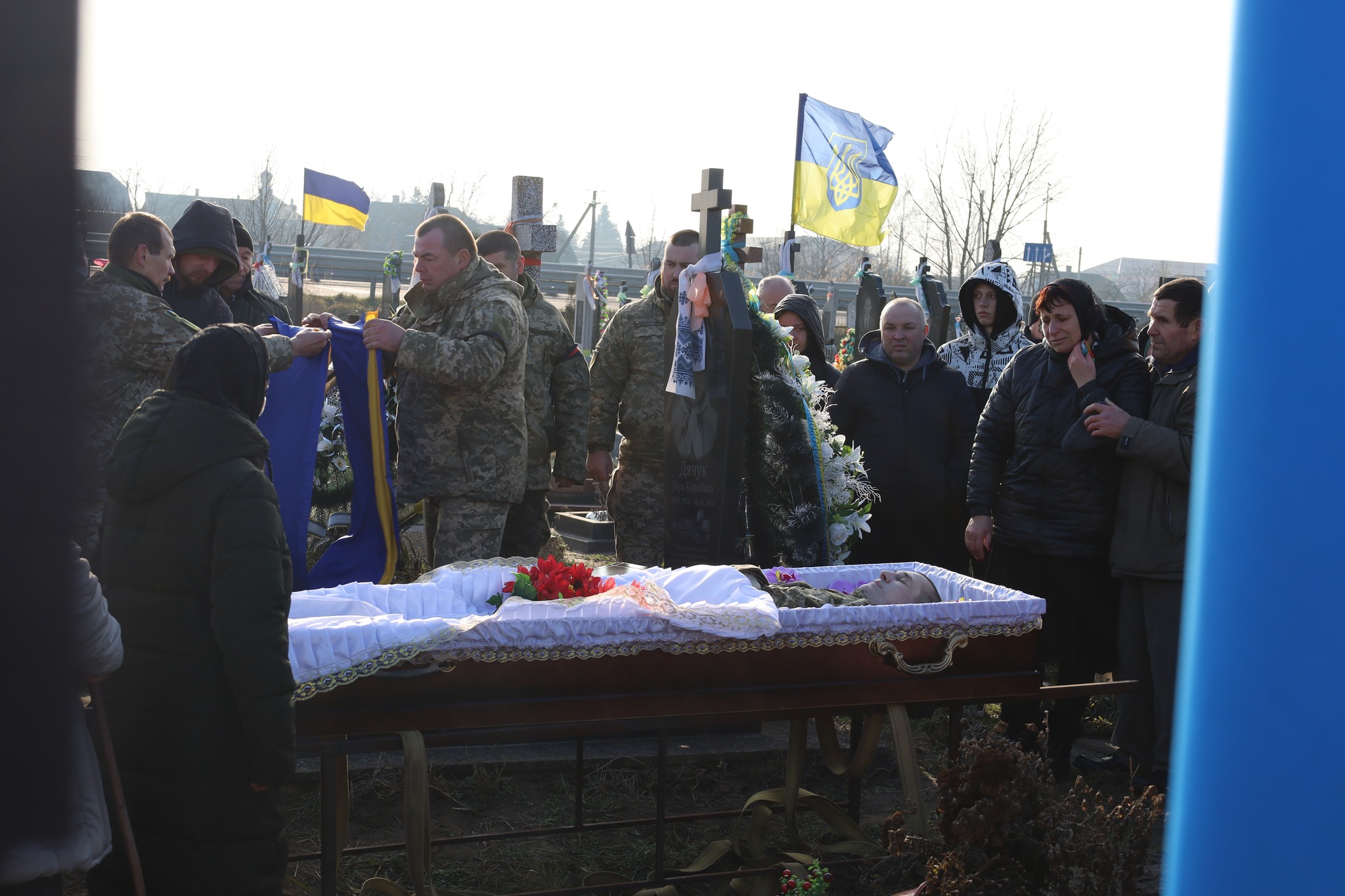 Серце важкопораненого бійця зупинилося після тривалого лікування: на Волині попрощалися з Героєм Русланом Світачем