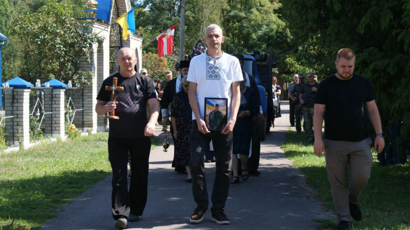 Не встиг натішитися першою онучкою: на Волині провели в останню дорогу воїна Олексія Калюха