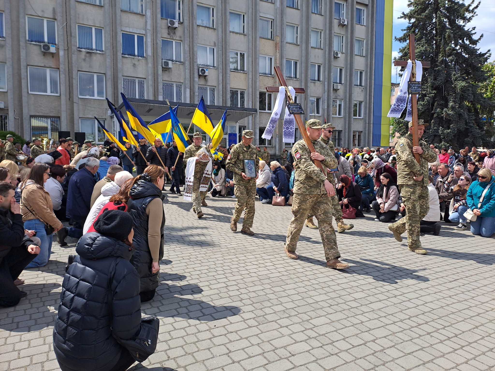 «Тато – моя душа, яку з мене вирвали»: на Волині в один день попрощалися з двома Героями - Максимом Плотніковим та Русланом Фатхудіновим