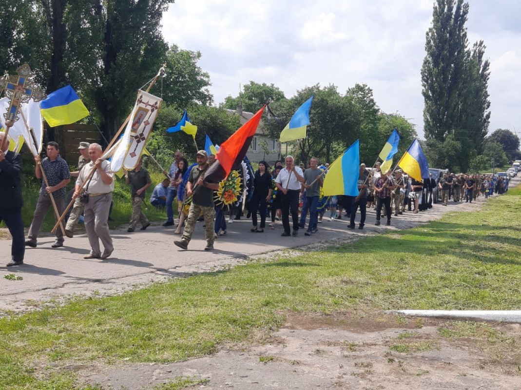 Волиняни на колінах з повним серцем болю попрощалися із загиблим Героєм Володимиром Сидляром