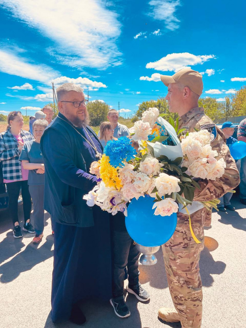 Зі сльозами радості та прапорами: на Волині емоційно зустріли звільненого з полону воїна Вадима Яковського