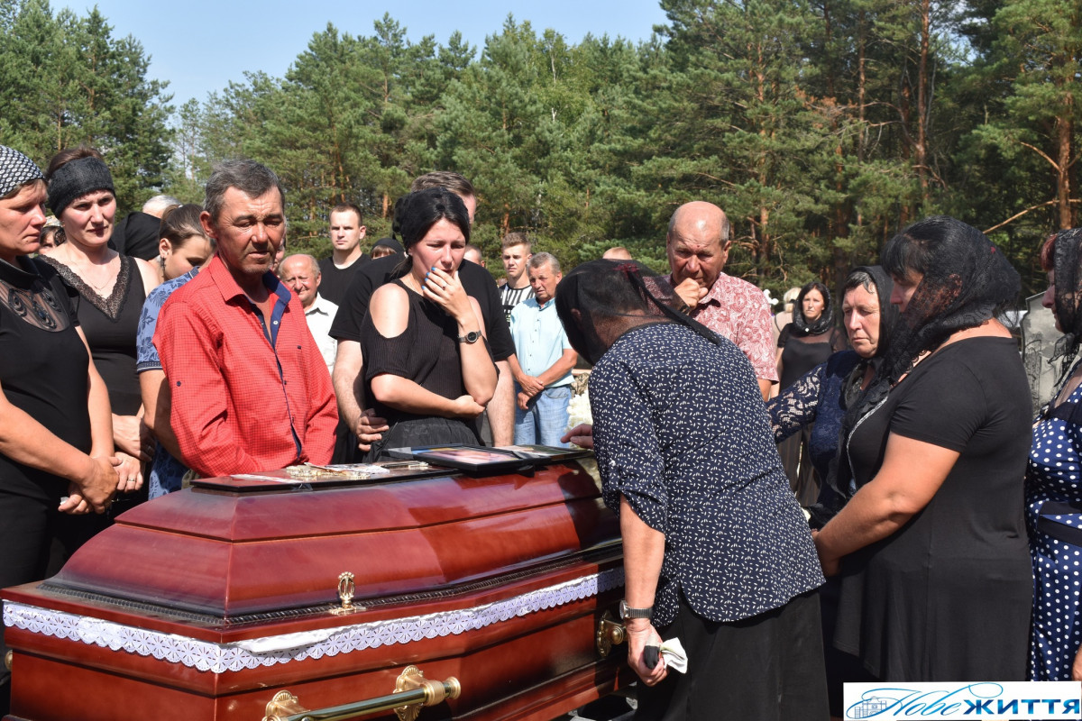 Залишилися дружина та маленький синочок: волиняни попрощалися із загиблим Героєм Миколою Жилком