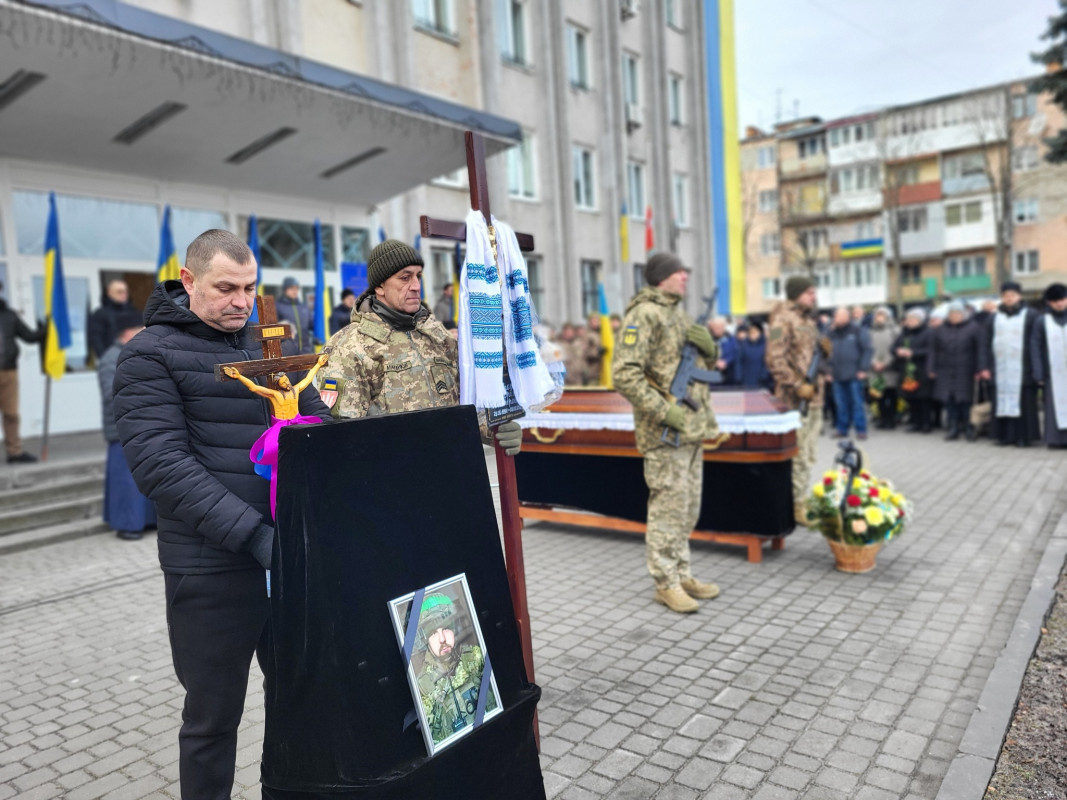 Мріяв одружитися зі своєю коханою: на Волині сотні людей прийшли попрощатися з 33 річним Героєм Андрієм Карацаєм