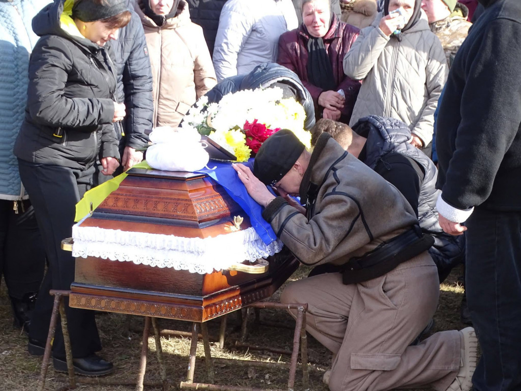Після довгих місяців невідомості: на Волині провели в останню путь захисника Віталія Дудика