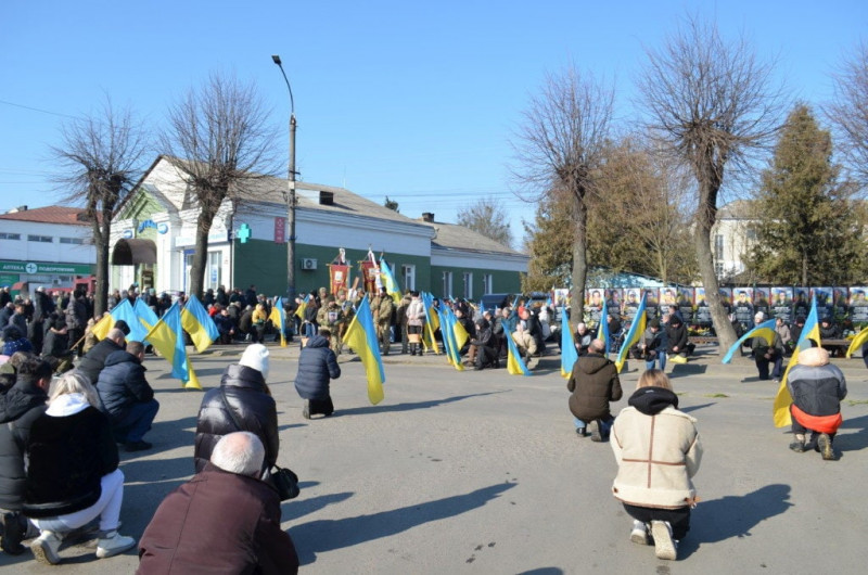 Зі сльозами на очах молилися за спокій його душі: на Волині в останню дорогу провели Героя Андрія Пронцевича