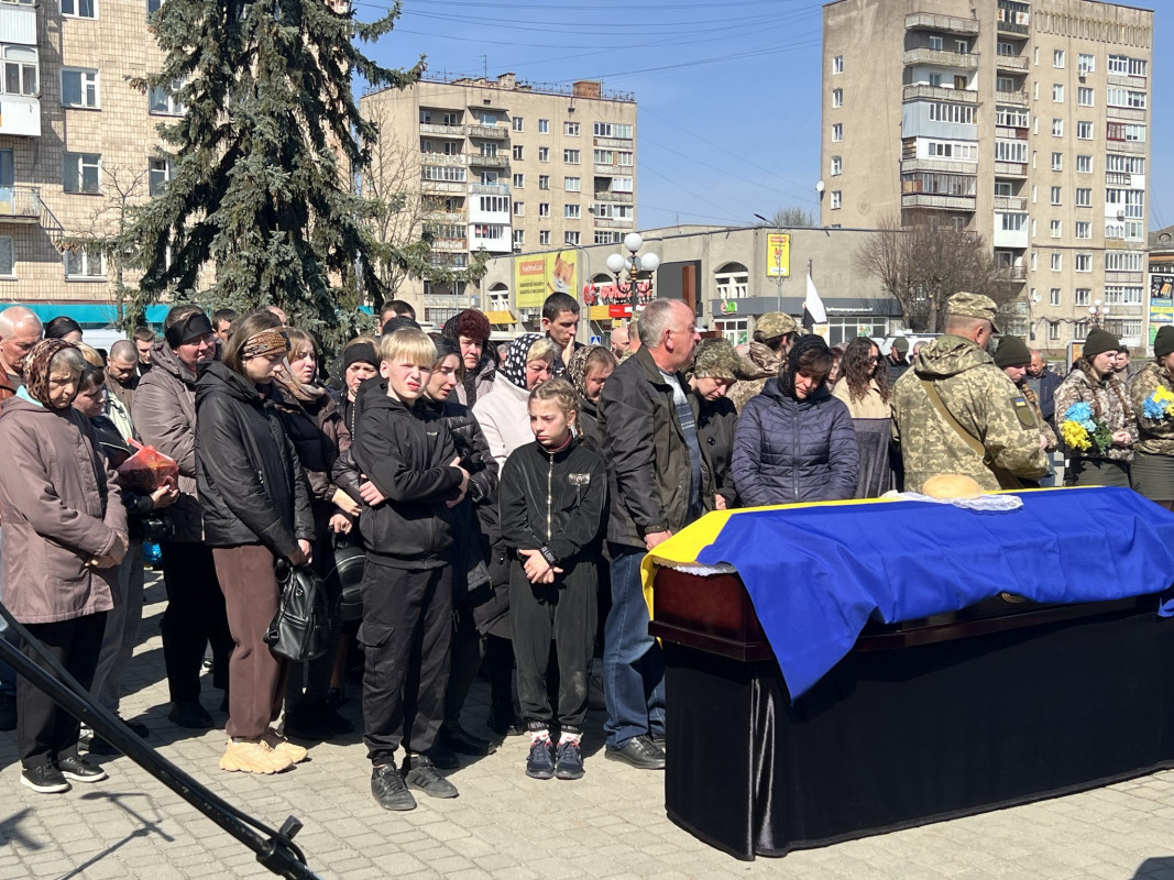 Ковелі у жалобі: громада провела в останню дорогу Героїв — Бориса Нестерука та Олександра Кратюка