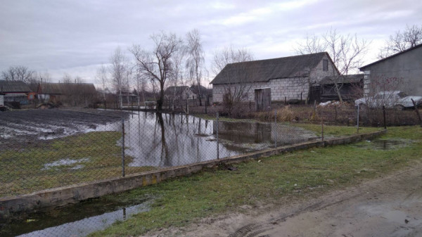 Затоплені городи та вулиці: у волинську громаду прийшла «велика вода». Фото