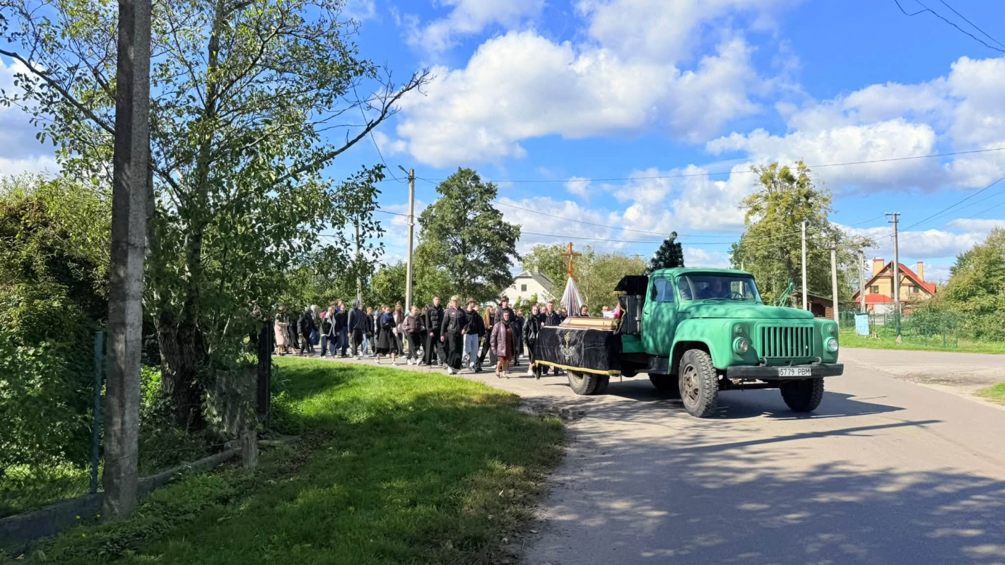 «Шкільний дзвінок прозвучав востаннє»: на Волині попрощалися з вчителькою