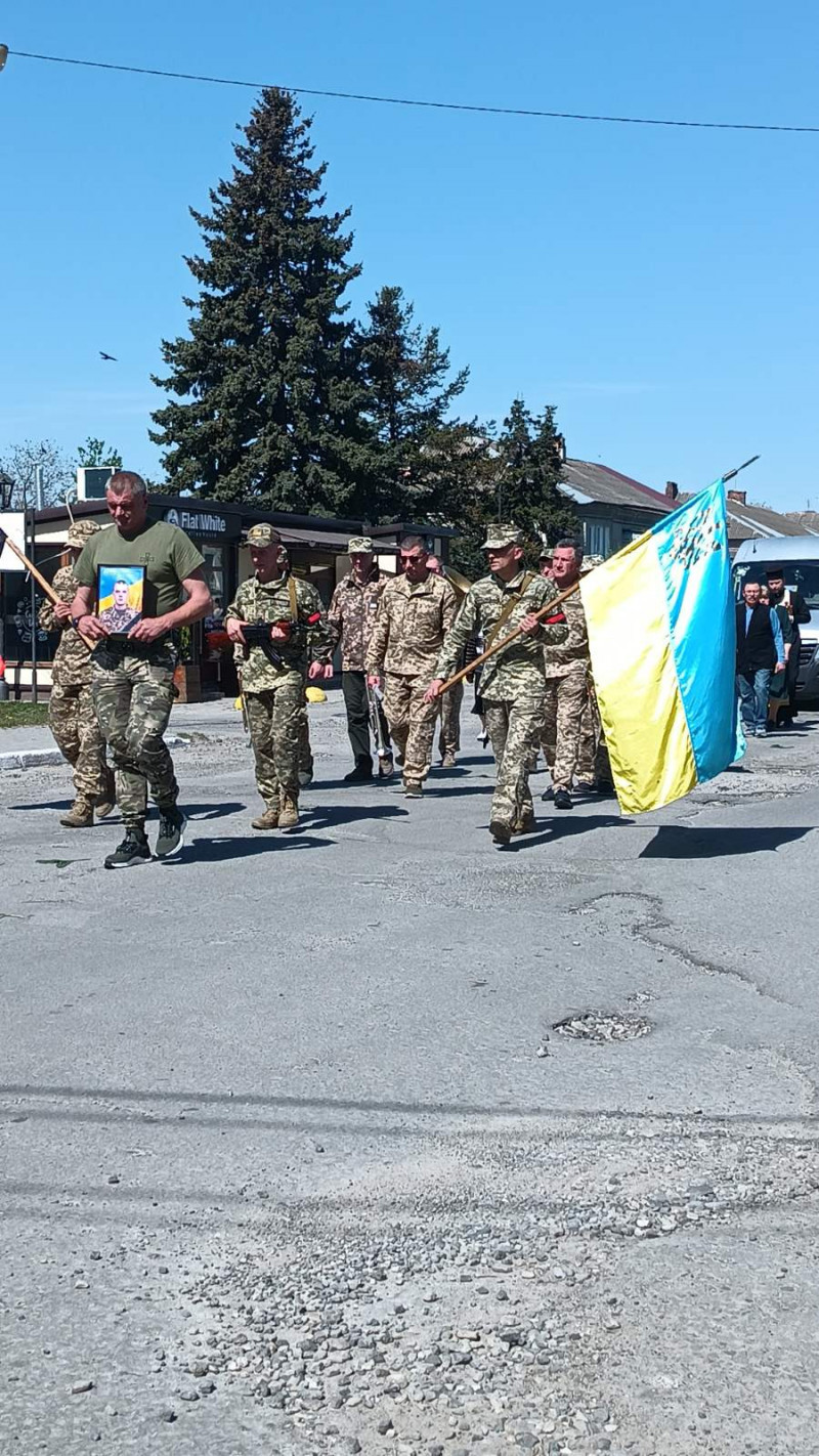 Понад 2 роки вважався зниклим безвісти: на Волині поховали Героя Володимира Кожевнікова