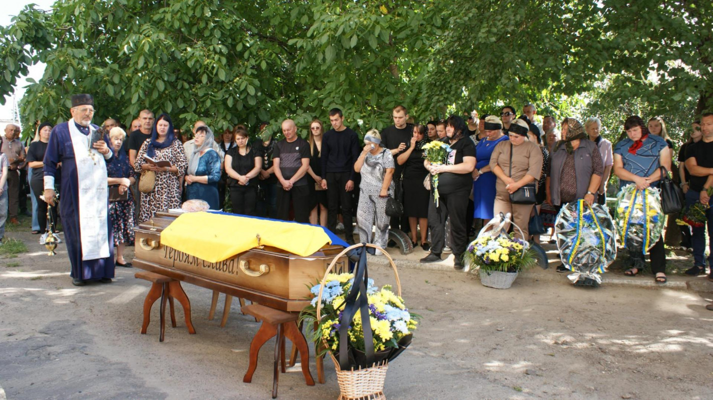 Не встиг натішитися першою онучкою: на Волині провели в останню дорогу воїна Олексія Калюха