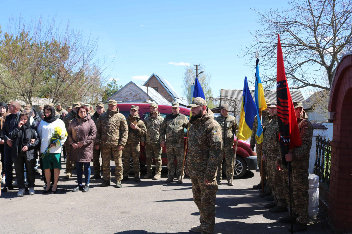 Близько 11 місяців вважався зниклим безвісти: на Волині попрощалися із захисником Василем Фаринюком