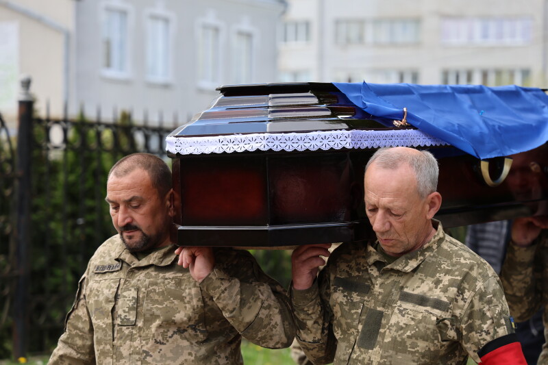 Загинув півтора року тому: у Луцьку в останню дорогу провели 34-річного Героя Богдана Щербачука