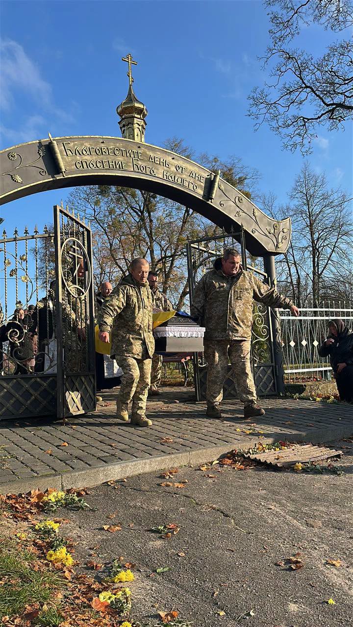 На Волині провели в останню дорогу воїна Романа Лисюка, який помер від важкого поранення