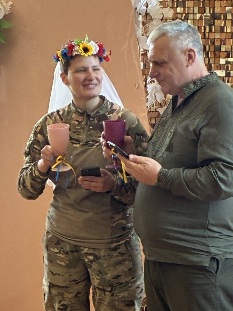 Познайомилися на війні: на Волині командир розвідників одружився з бойовою медикинею