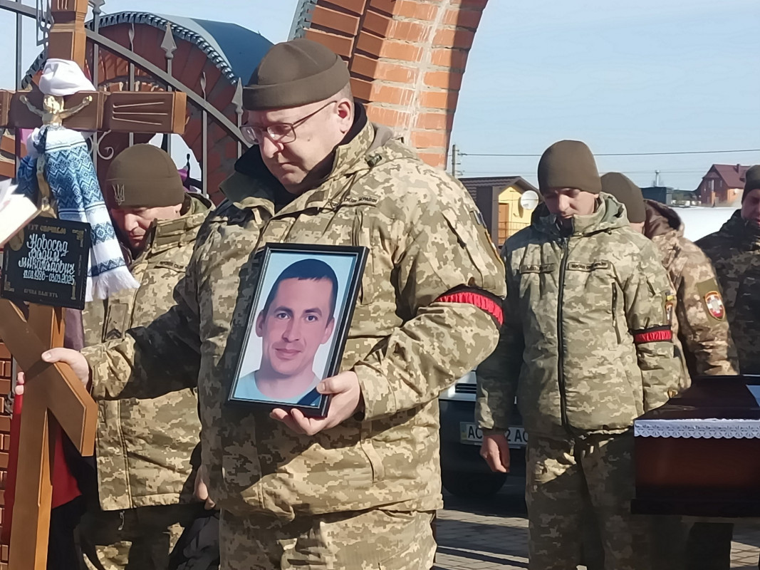 Не встиг повоювати, бо життя обірвалося через хворобу під час навчання: на Волині попрощалися із солдатом Вадимом Новосадом