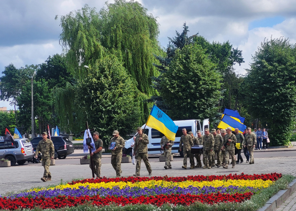 Надію родини змінила страшна звістка: на Волині попрощалися з Героєм Віктором Дорощуком, який довгий час вважався зниклим безвісти