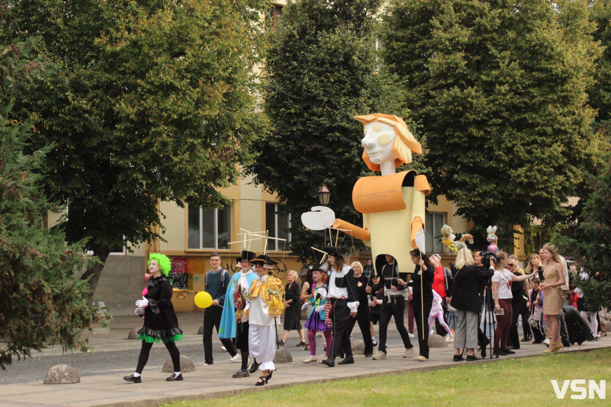 «Півстоліття творимо дива»: у Луцьку відбулася театральна хода. Фоторепортаж
