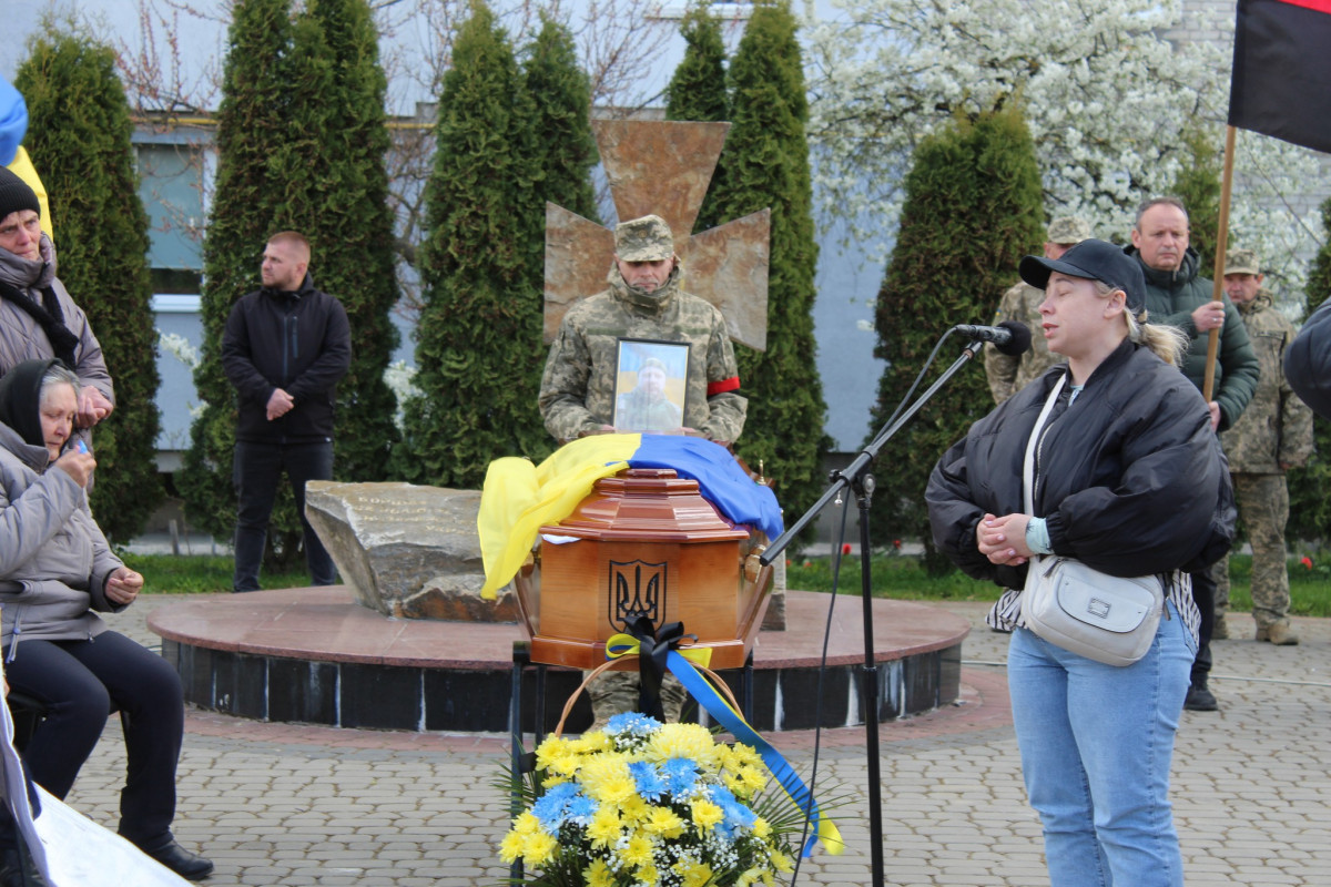 Не дочекалася дружина, не обійняла мама: волиняни попрощалися з полеглим Героєм Дмитром Демчуком