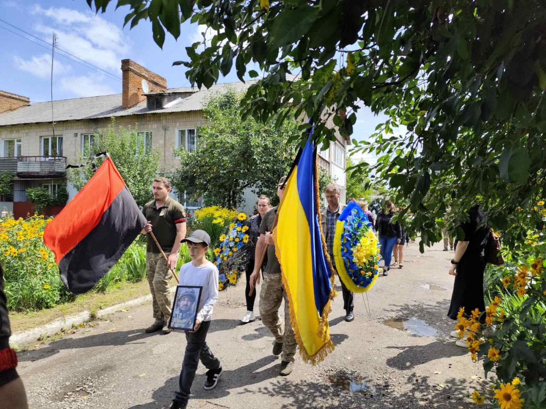 Загинув понад 3 місяці тому: у Луцькому районі поховали 31-річного Героя Петра Низового