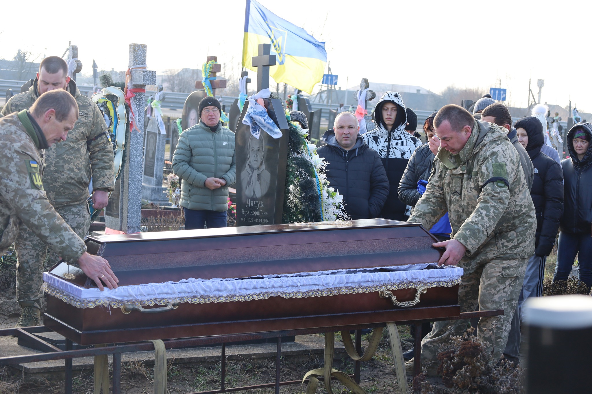 Серце важкопораненого бійця зупинилося після тривалого лікування: на Волині попрощалися з Героєм Русланом Світачем