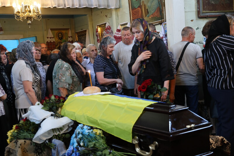 Замість зустрічі — останнє прощання: у Луцькій громаді син із фронту приїхав на похорон батька, який загинув на війні