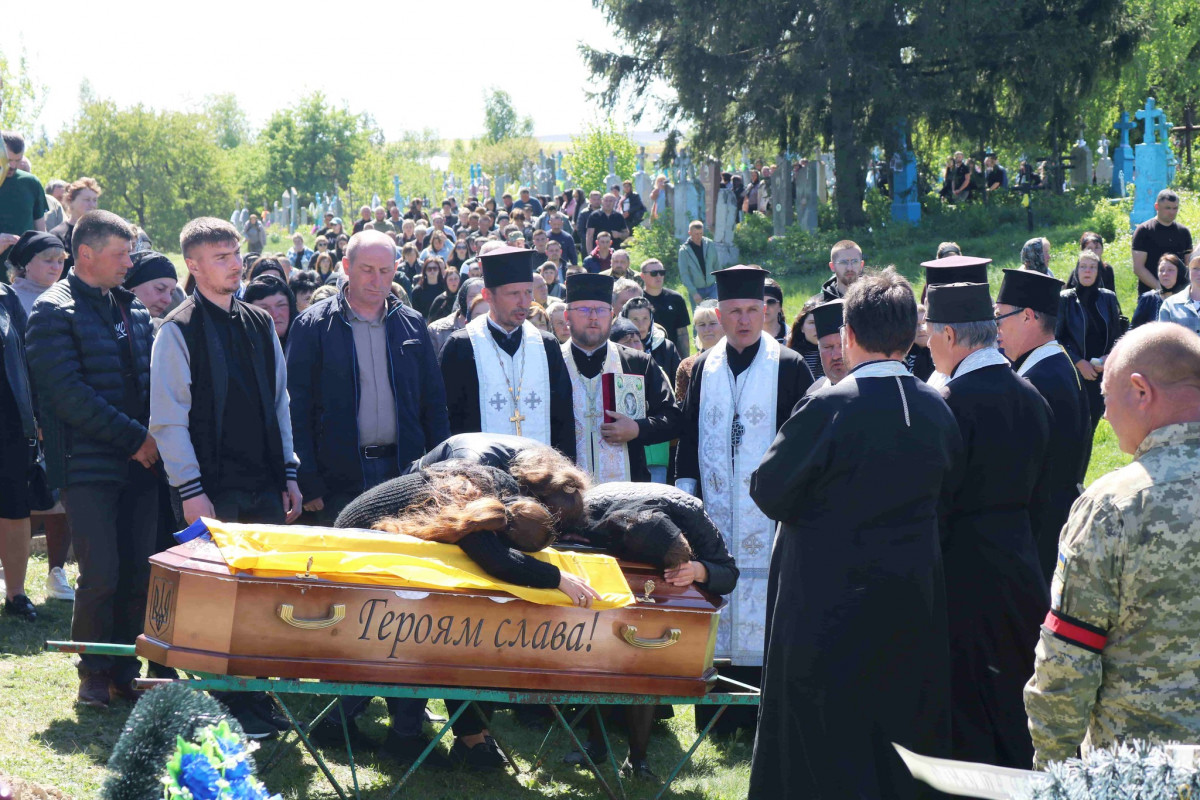 Безстрашно вибивав окупантів з української землі: на Волині поховали молодого Героя Романа Возняка