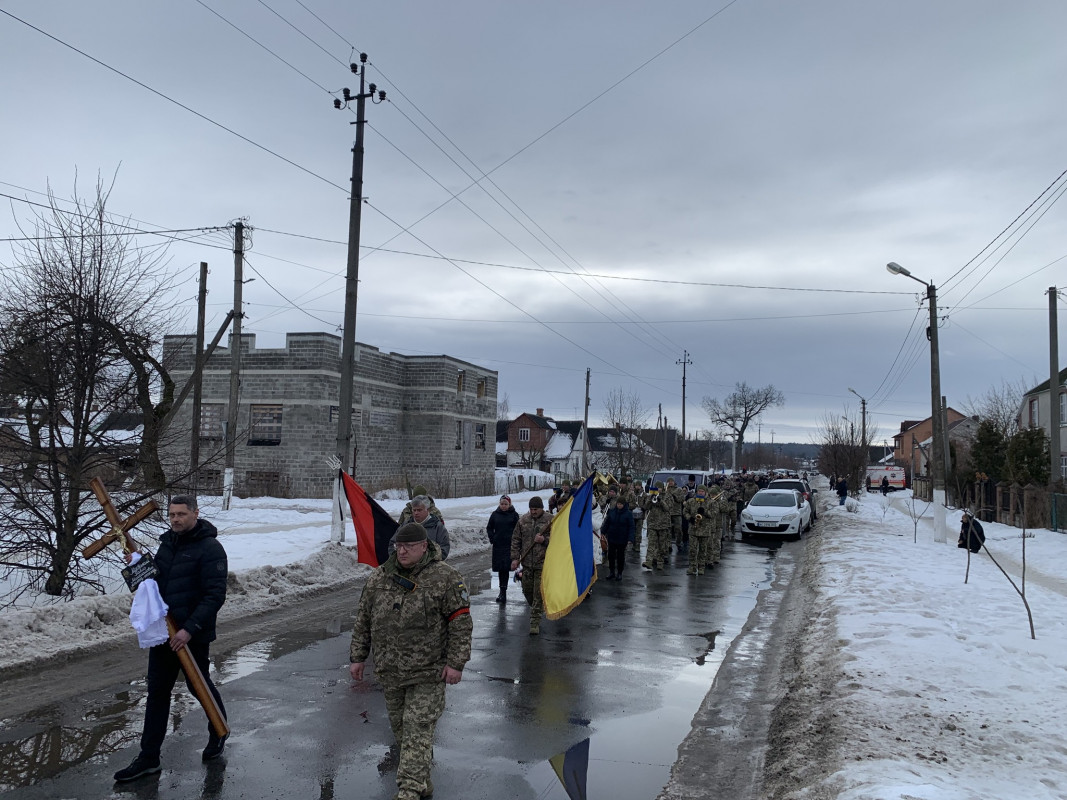Останній пост прикордонника: жителі громади на Волині на колінах в останню дорогу провели Героя Павла Маєвського