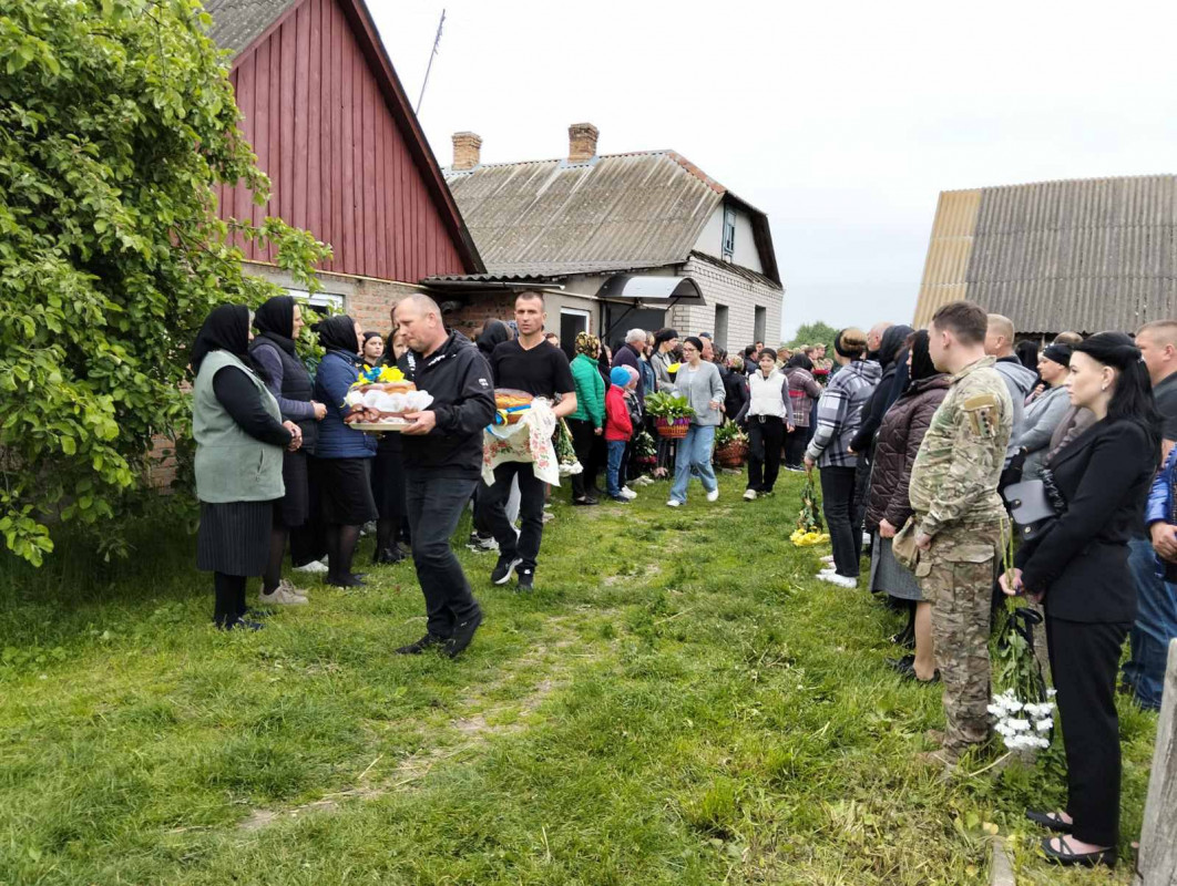 Жорстока війна залишила батьків без сина: у Луцькому районі провели в останню путь 26-річного Героя Романа Климчука