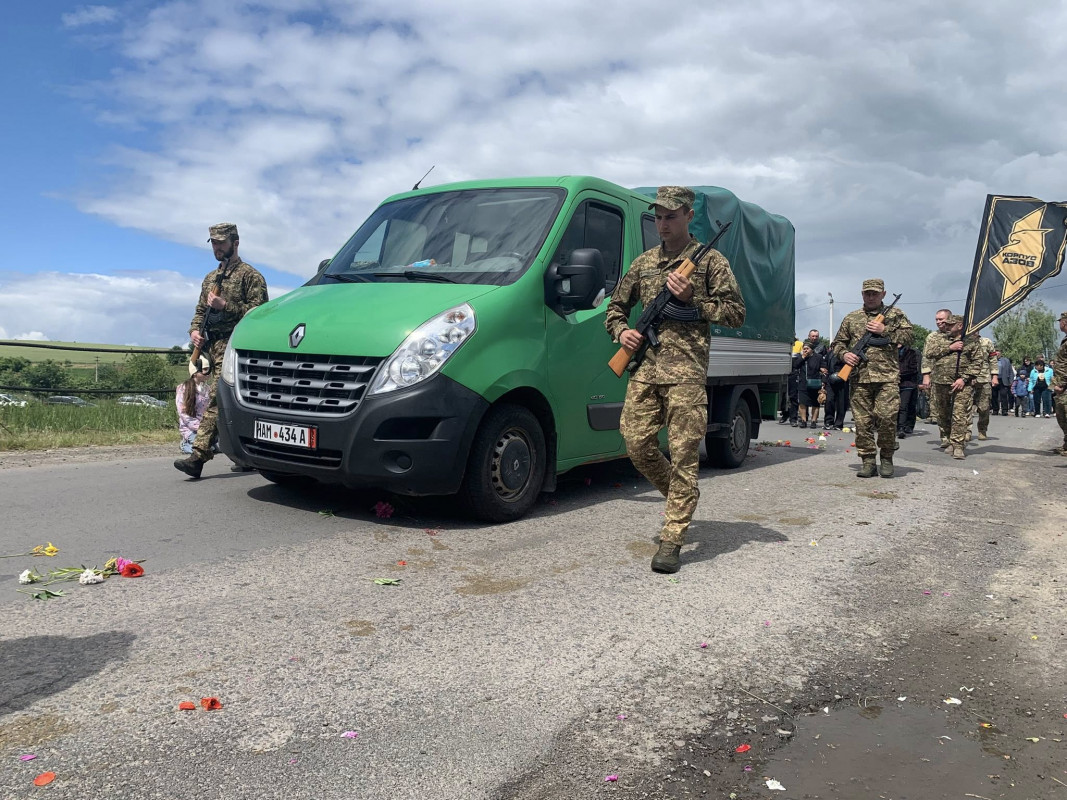 Віддав життя за Україну: на Волині провели в останню дорогу воїна Юрія Ростанюка