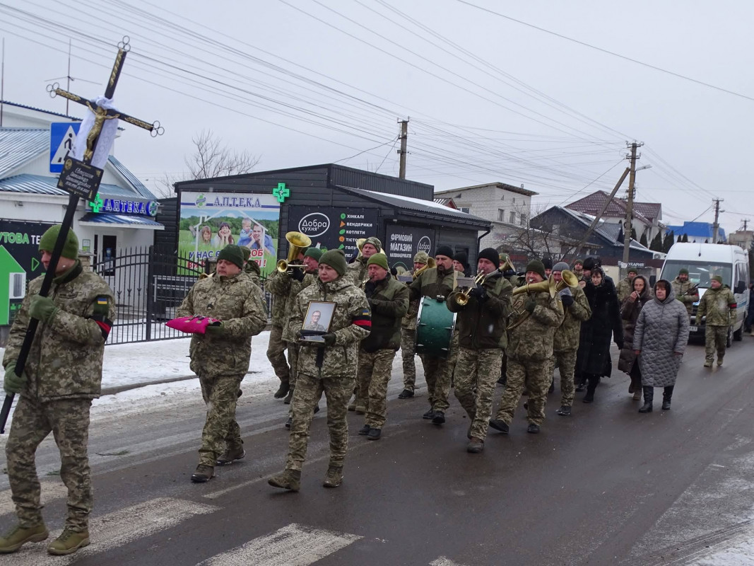 Повернувся додому «на щиті»: волиняни провели на вічний спочинок полеглого капітана Олександра Євтушка