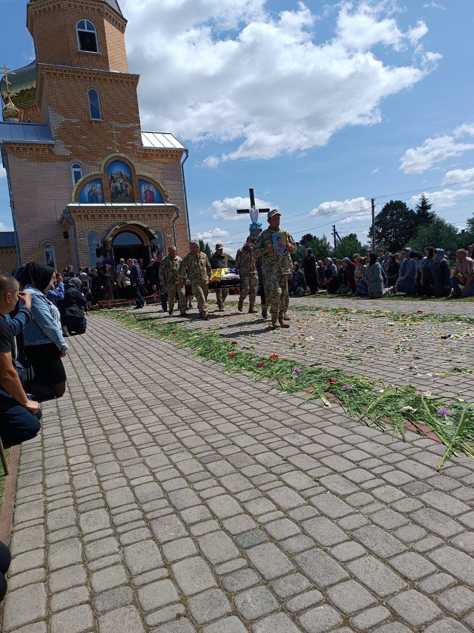 Загибель підтвердила ДНК-експертиза: на Волині сотні людей прийшли попрощатися з Героєм Володимиром Мажулою