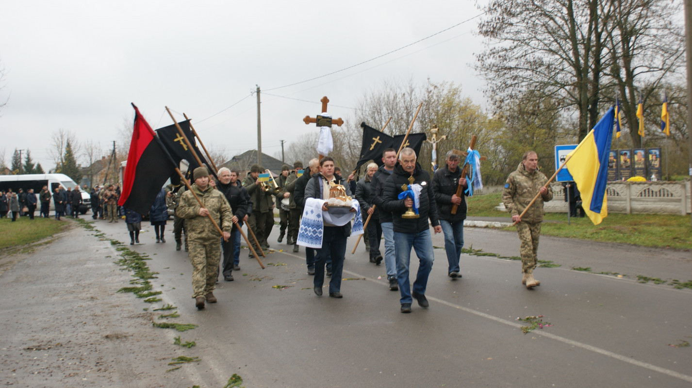 «Встелили всі села квітами, а хлопчика мого немає…»: у громаді на Волині провели в останню дорогу Героя Миколу Загоровця