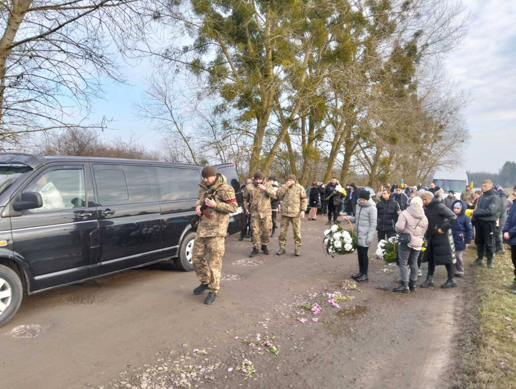На Волині в останню дорогу провели військового Адріана Крупка. Фото