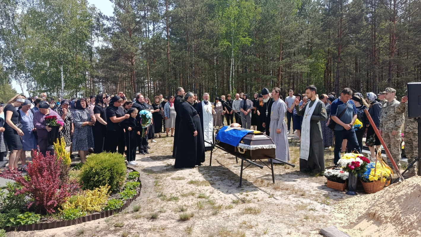 Без батька залишилися троє донечок: волиняни попрощалися із загиблим Героєм Андрієм Григолою