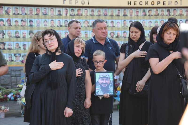 Загинув у травні, в поховали тільки нині: у Луцьку попрощалися із захисником України Сергієм Черленюком