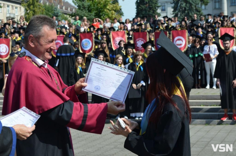 Вчора – студенти, сьогодні – бакалаври: випускники волинського вишу отримали дипломи. ФОТОРЕПОРТАЖ