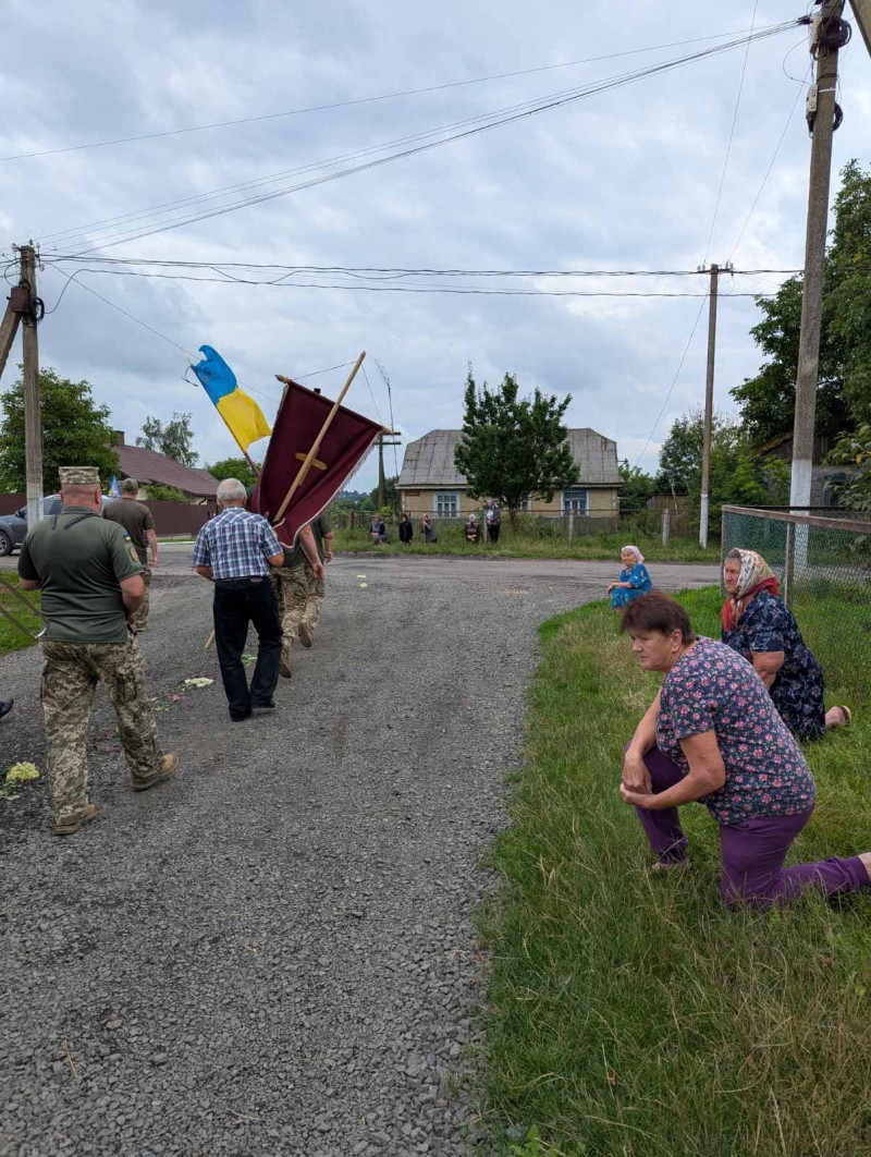 Серце не витримало пережитого на війні: на Волині попрощалися з Героєм Валерієм Вакулюком