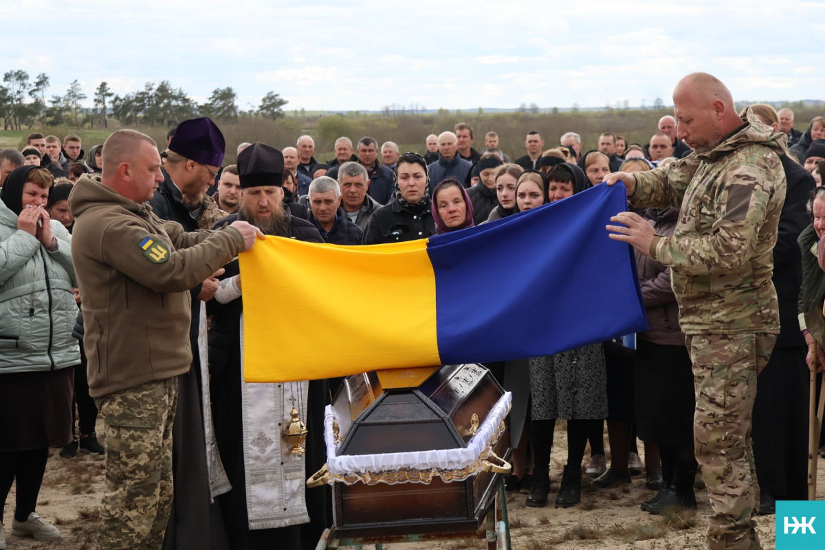 Біль двох сіл: на Волині провели в останню путь воїна Володимира Ридчука