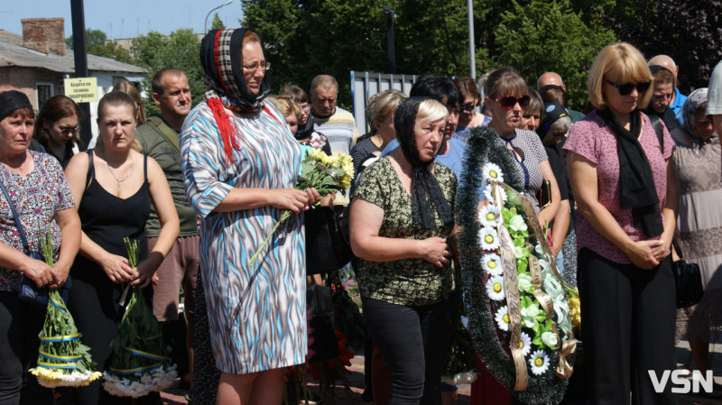 Рідні сподівалися, що в полоні, але дива не сталося: у Рожищі провели в останню путь воїна Миколу Катеринюка