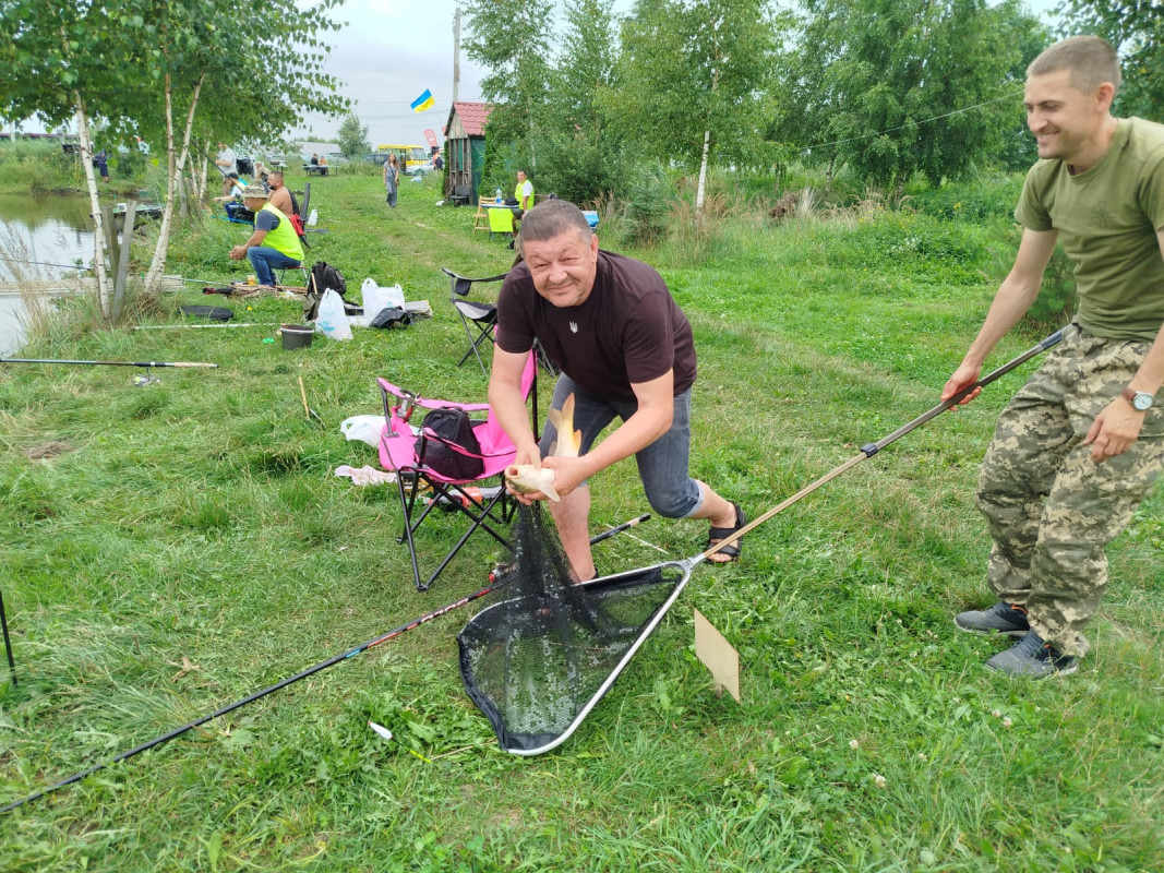 Змагання для захисників: ветерани Луцького району рибалили на турнірі