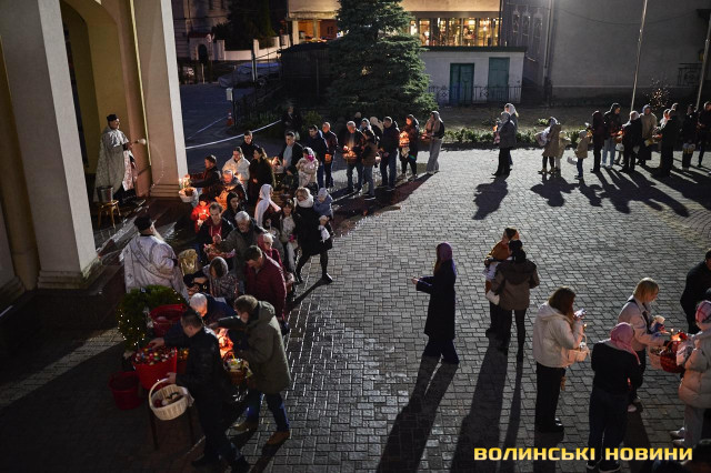 Як у Луцьку освячували кошики напередодні Великодня