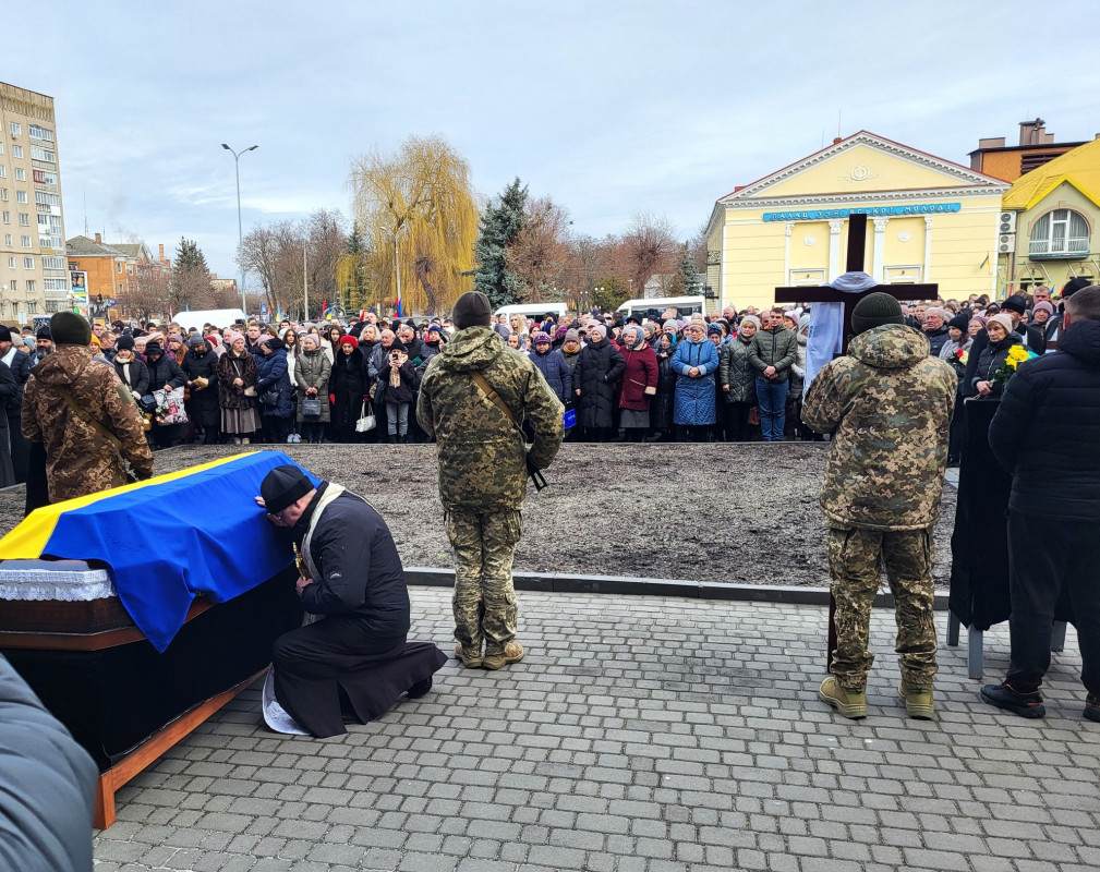 Мріяв одружитися зі своєю коханою: на Волині сотні людей прийшли попрощатися з 33 річним Героєм Андрієм Карацаєм